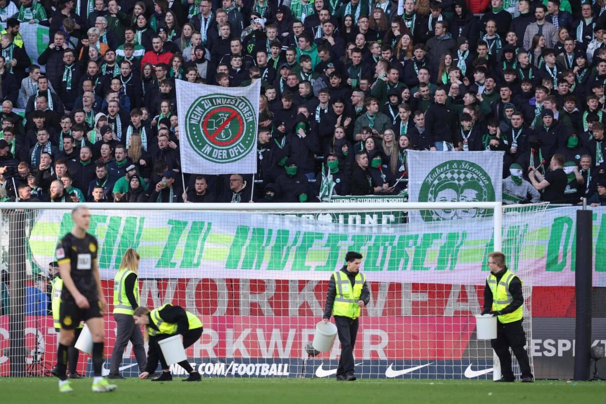 Futebol: torcida arremessa bolas de tênis em protesto - 17/02/2024