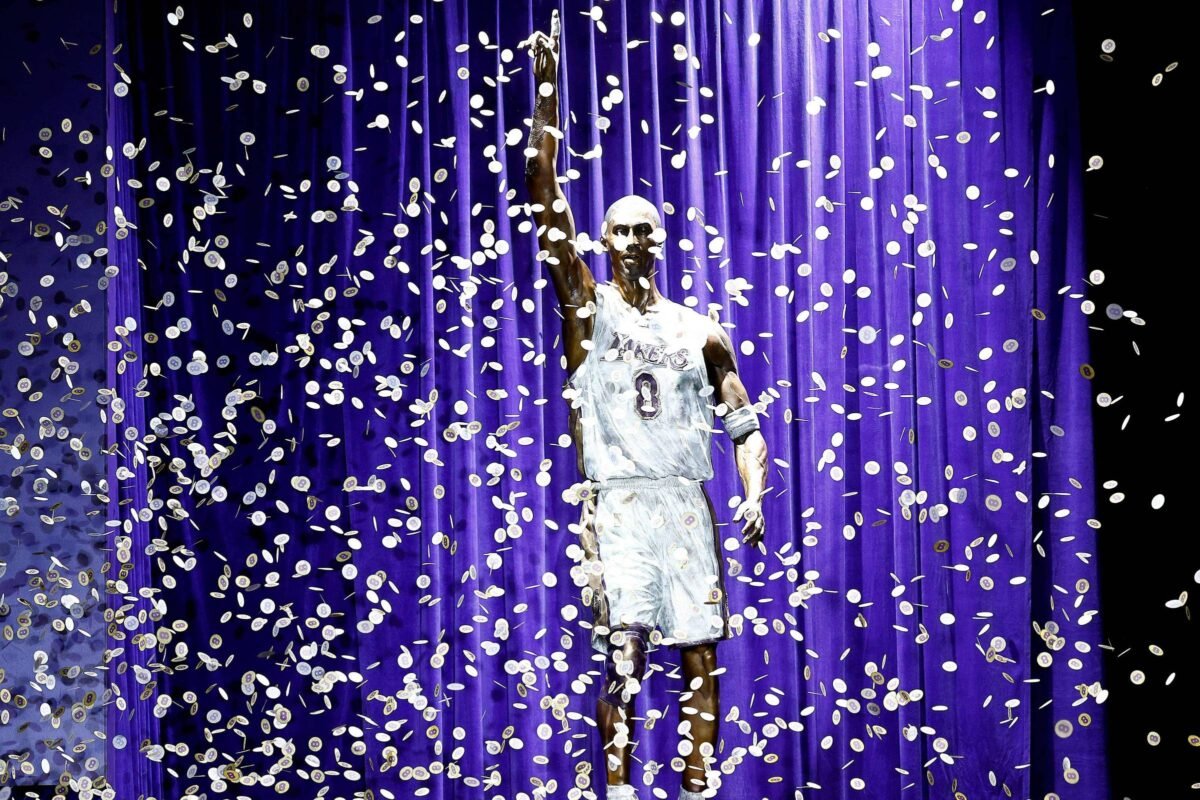 Kobe ganha estátua e continua com grande influência na NBA
