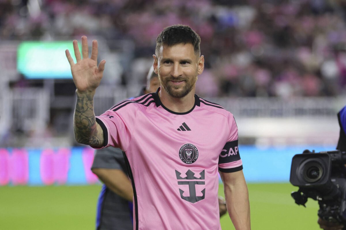 Messi se desculpa com chineses por não jogar em Hong