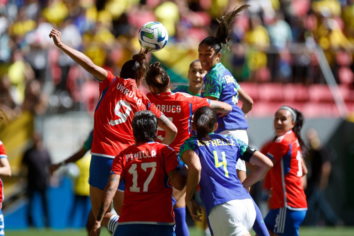 Mulheres fecham os olhos antes dos homens ao cabecear; e