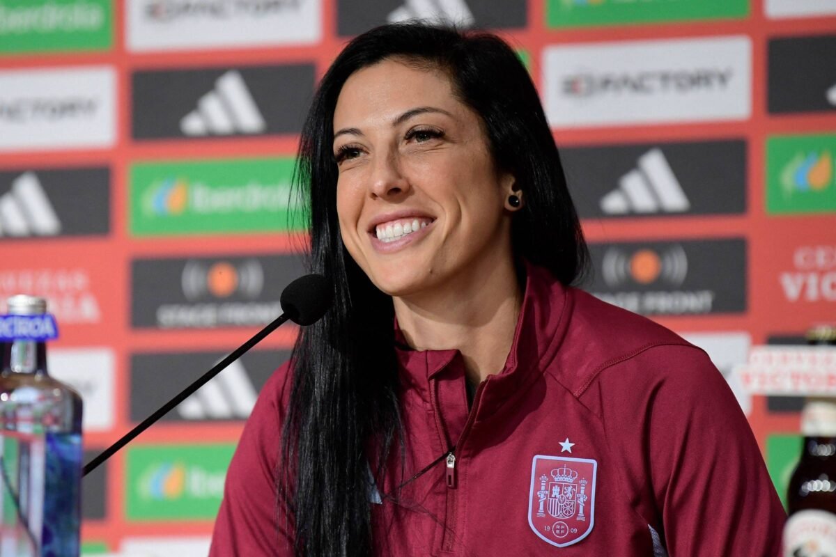 'O futebol continua a me dar vida', diz Jenni Hermoso