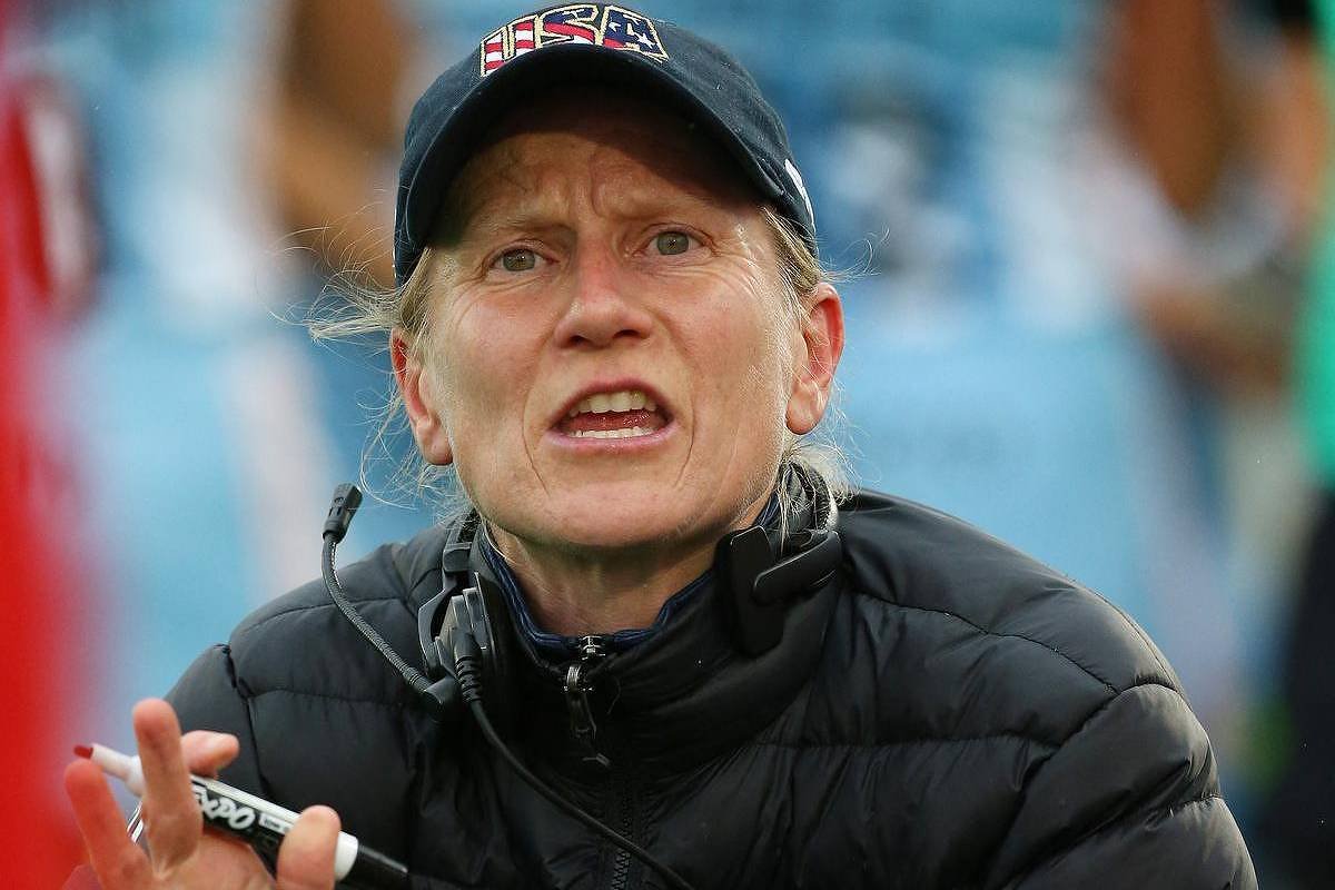 Treinadora de hóquei na grama denuncia desigualdade de gênero na