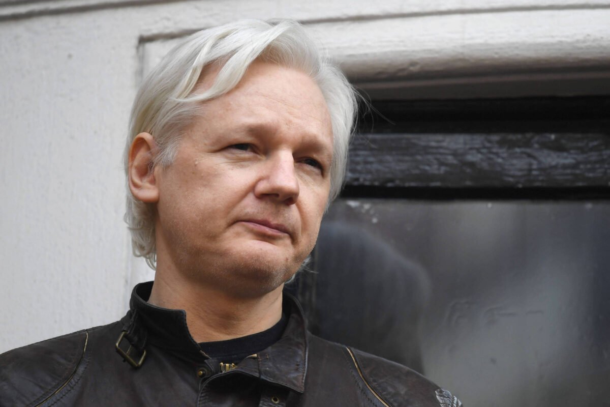 Assange pode assinar acordo com EUA para sair da cadeia