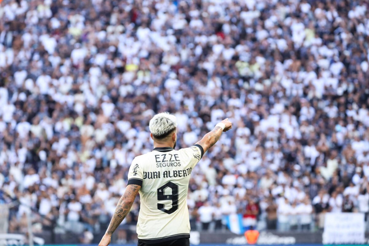 Corinthians vence nos acréscimos, mas depende de rivais para se