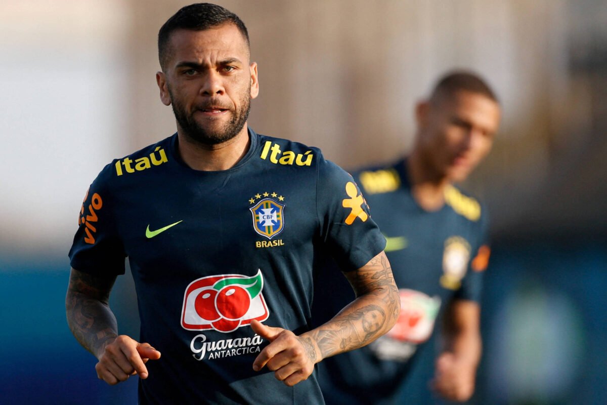 Daniel Alves permanecerá pelo menos mais uma noite na prisão