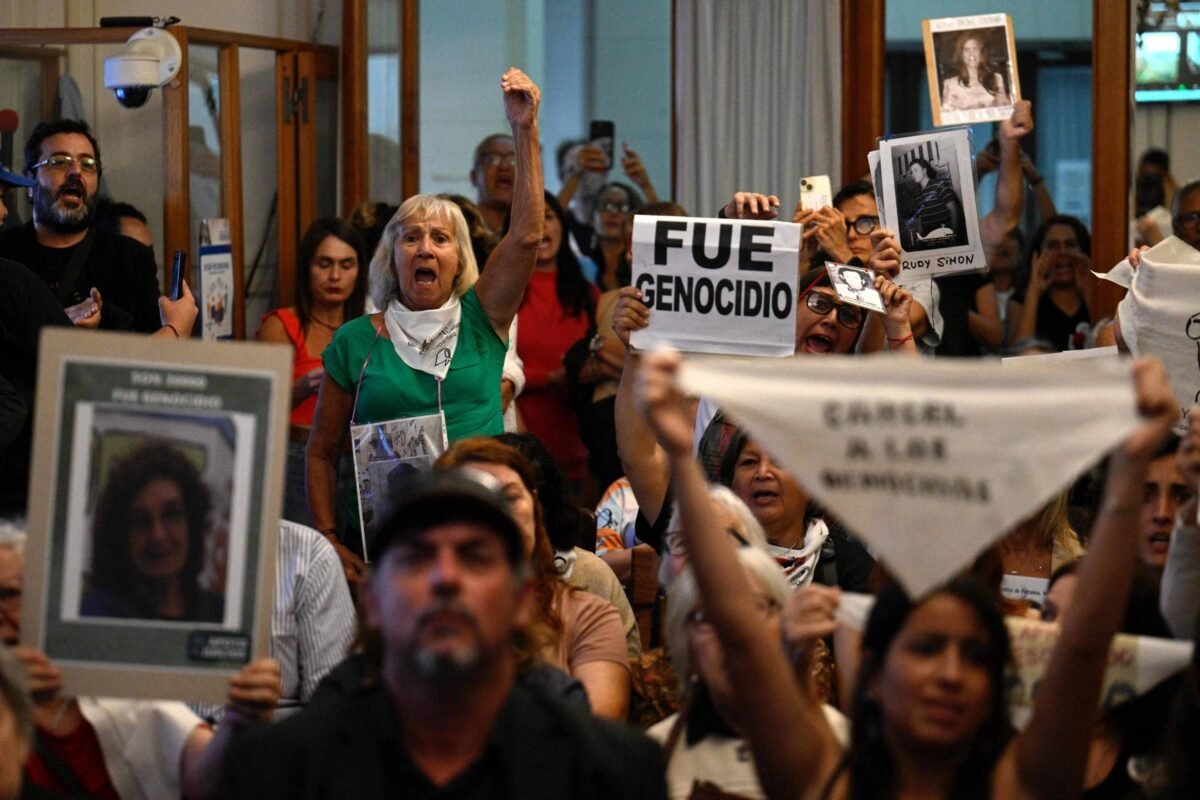 Ditadura argentina: Justiça condena 10 ex-agentes à prisão - 27/03/2024
