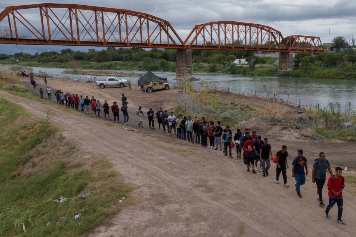 EUA: Lei do Texas contra imigrantes é novamente suspensa -