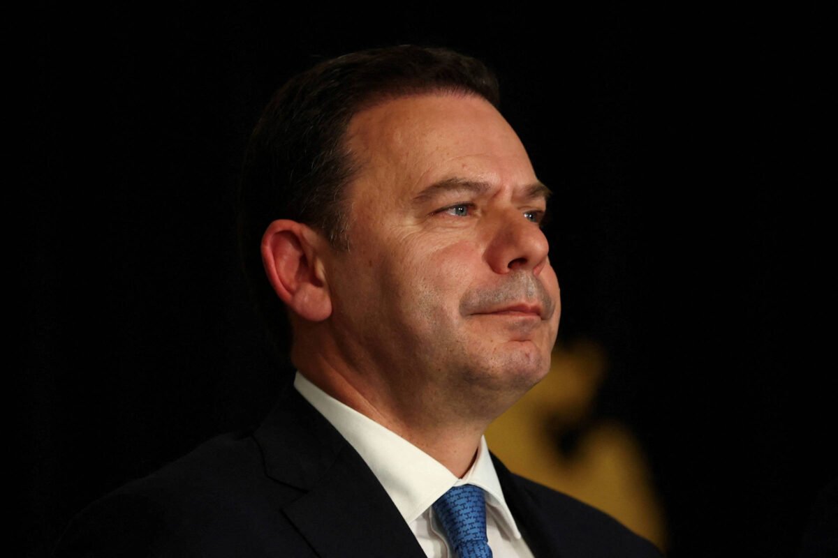 Governo de Portugal tropeça e busca solução à esquerda -