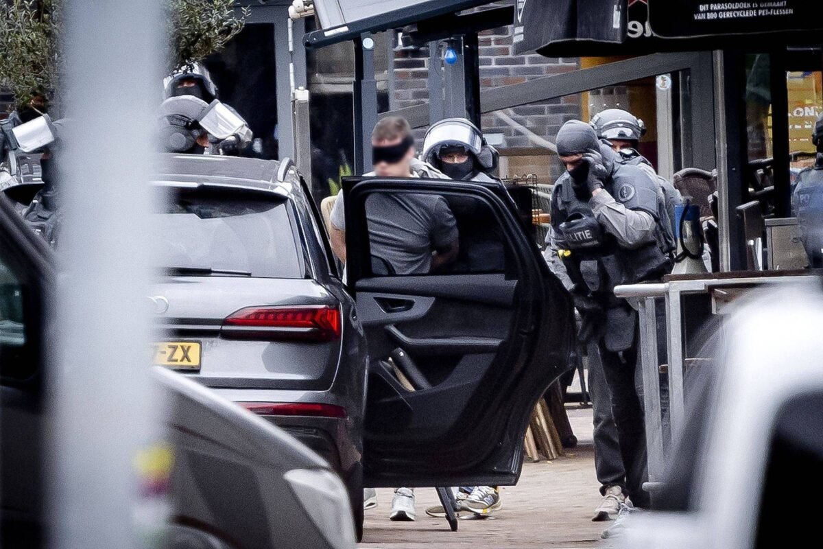 Homem é preso após fazer reféns em café na Holanda