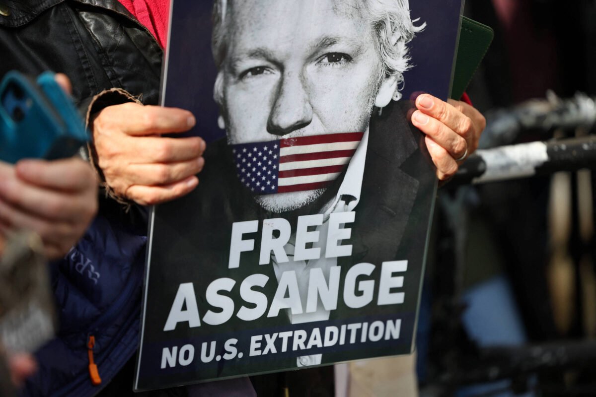 Justiça britânica adia decisão sobre extradição de Assange - 26/03/2024