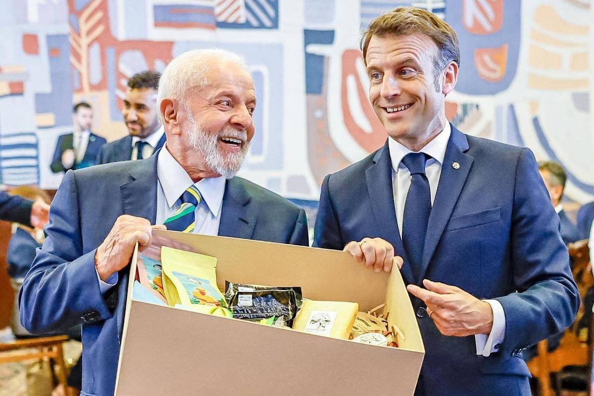 Lula presenteia Macron com queijos e espumante nacionais - 28/03/2024