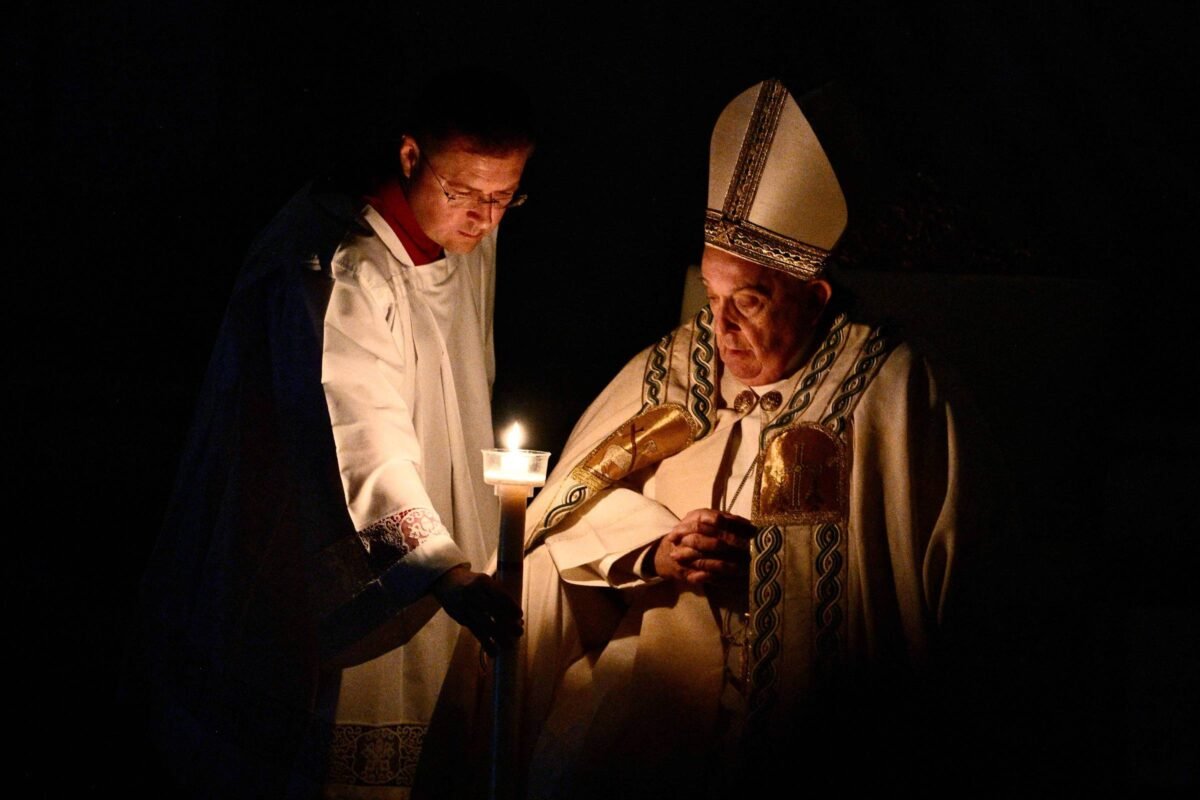 Papa Francisco participa da Vigília Pascal - 30/03/2024 - Mundo