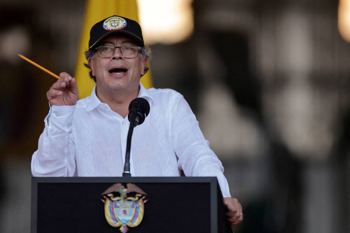Petro age de modo suicida ao sugerir nova Constituinte -