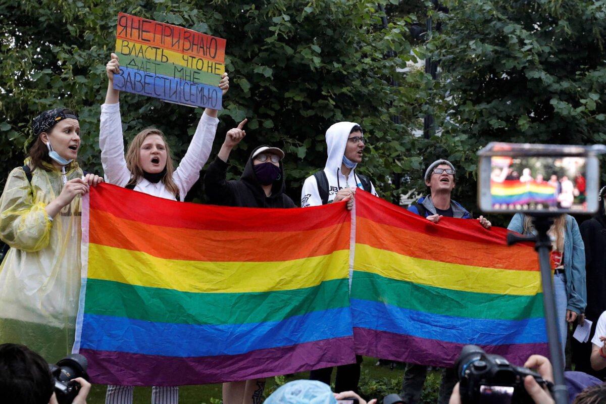 Rússia põe movimento LGBT em lista de grupos terroristas -
