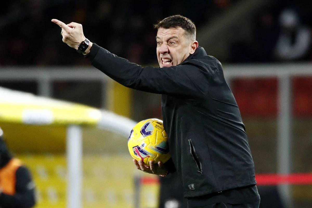 Técnico do Lecce é demitido por dar cabeçada em jogador