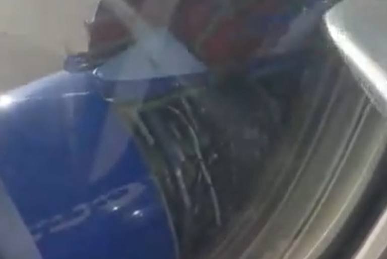 Avião perde cobertura do motor durante decolagem nos EUA -