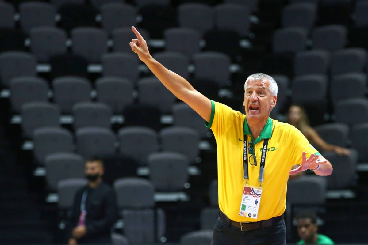 Aleksandar Petrovic retorna como técnico seleção basquete - 18/04/2024 -