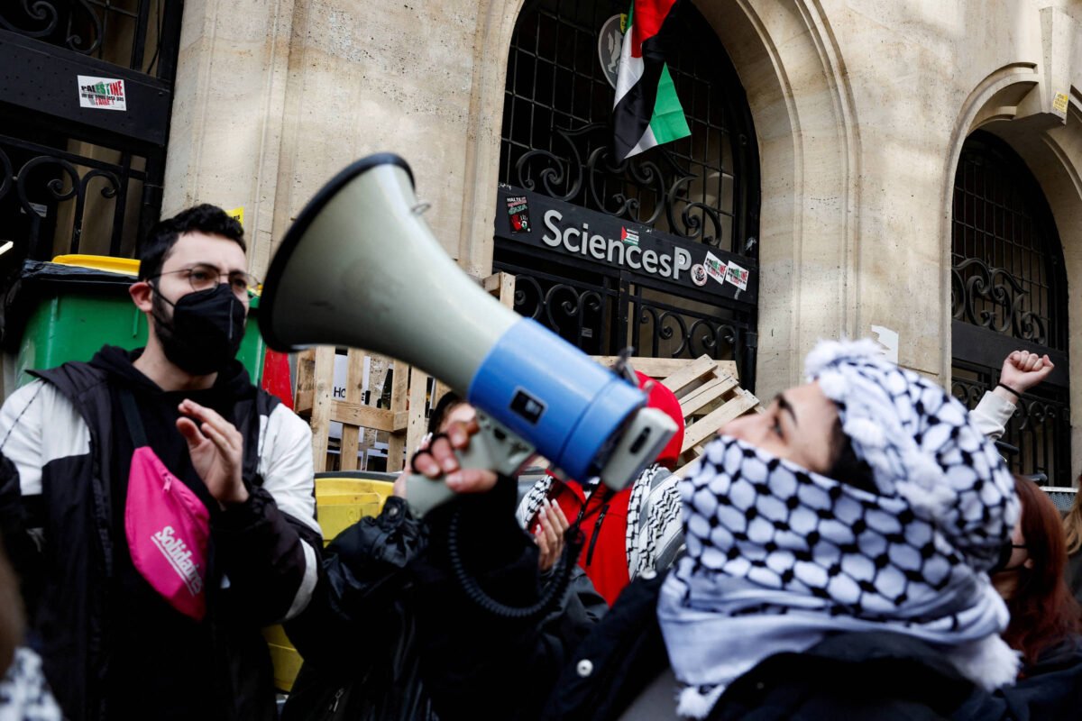 Alunos pró-Palestina bloqueiam prédio da Sciences Po - 26/04/2024 -