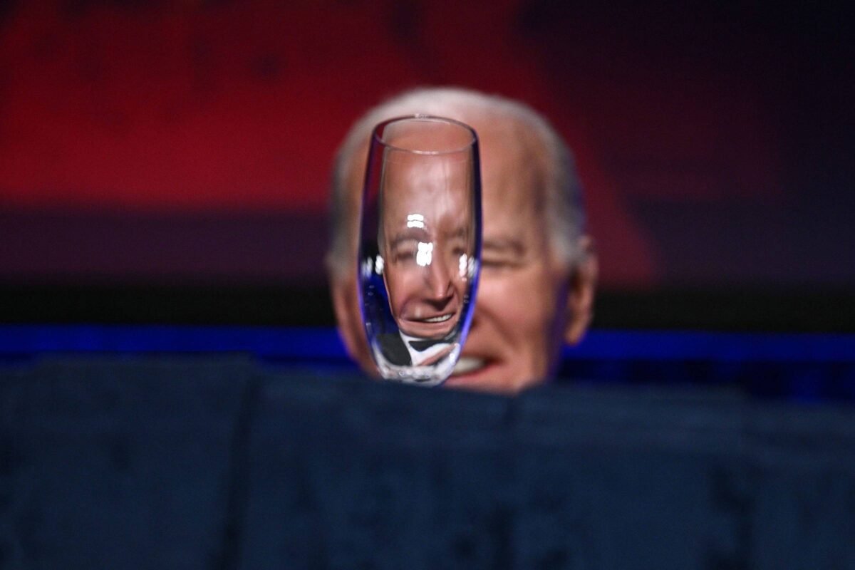 Biden faz piadas com Trump e com a própria idade