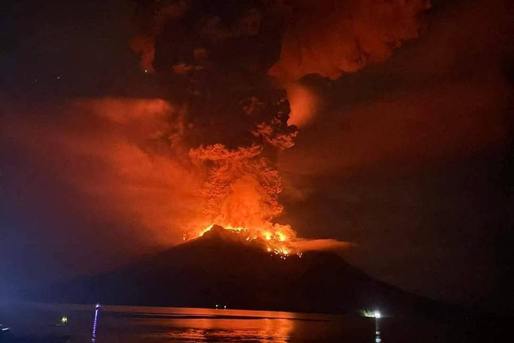 Centenas de pessoas são evacuadas após erupção de vulcão na