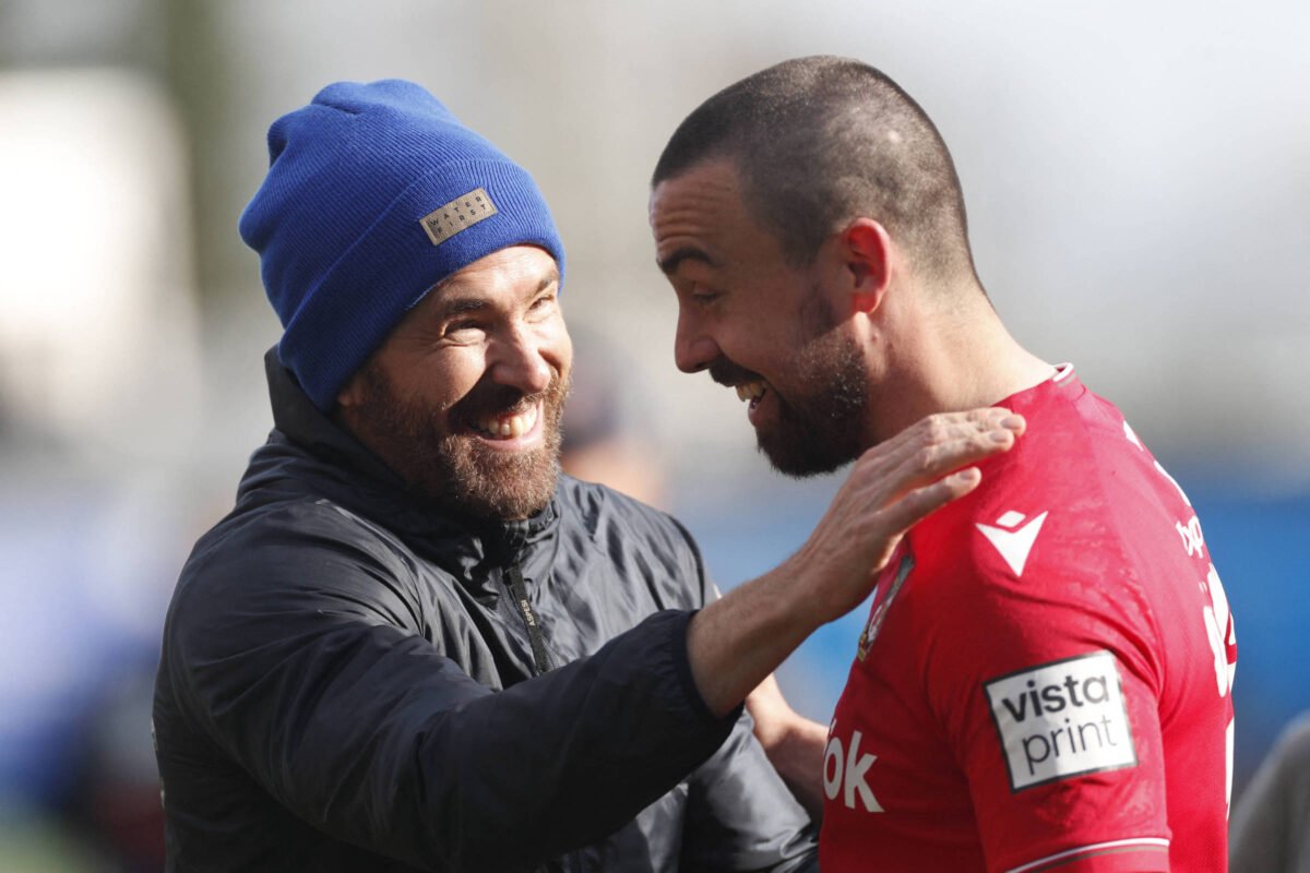 Clube ator Ryan Reynolds sobe terceira divisão inglesa - 13/04/2024