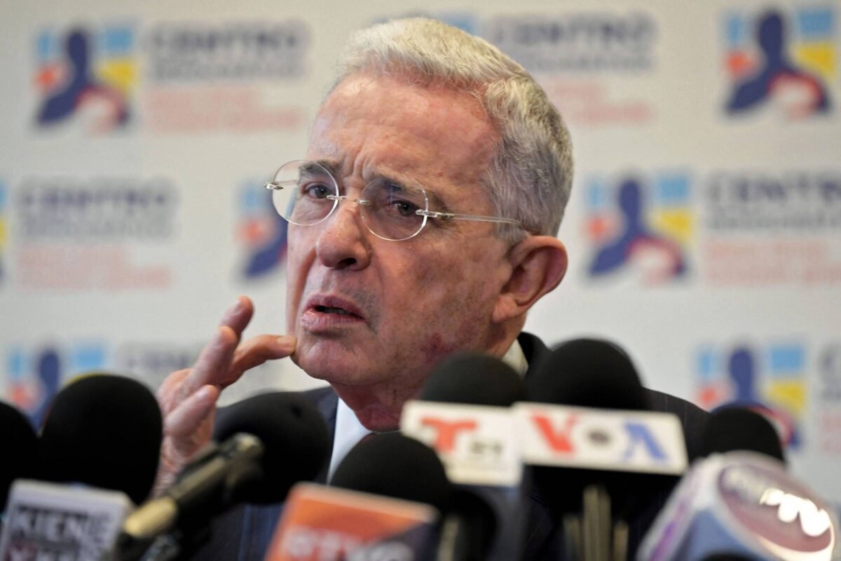 Colômbia: Uribe vira réu por suposto suborno de testemunha -