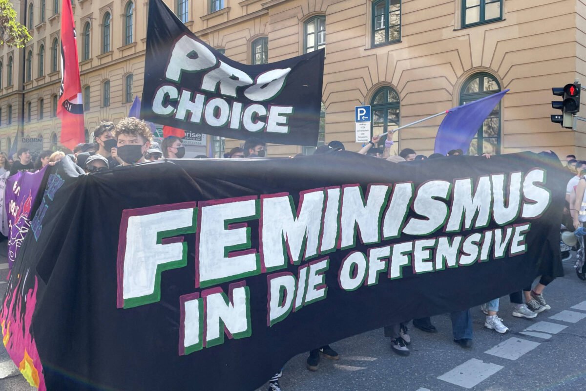 Comissão recomenda que governo alemão legalize aborto - 15/04/2024 -