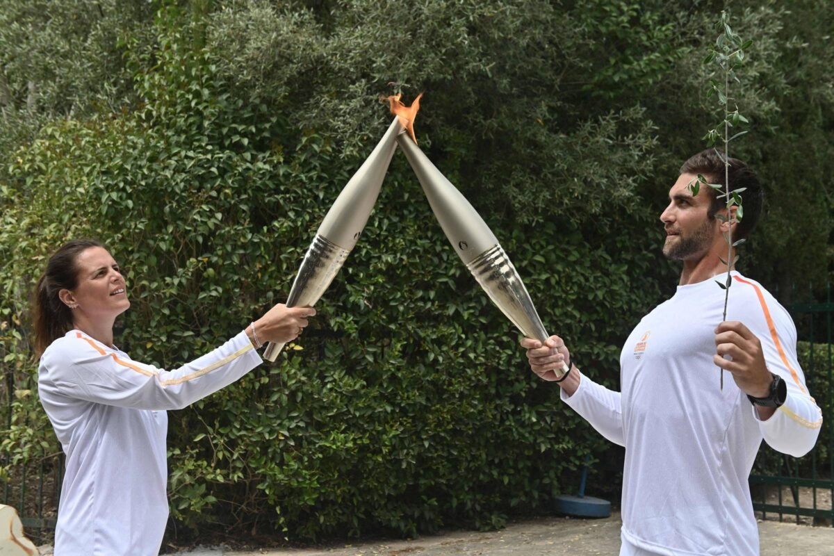 Da Grécia à França, conheça trajetória da tocha olímpica -