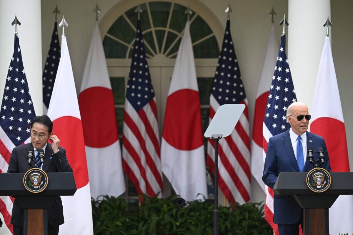 EUA e Japão selam aliança contra China na Casa Branca