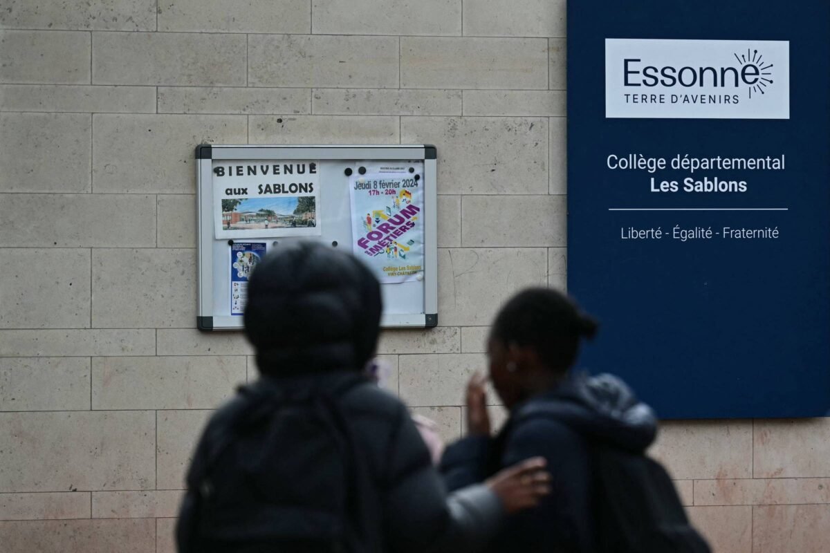 França: Jovem morre após ser espancado na saída da escola