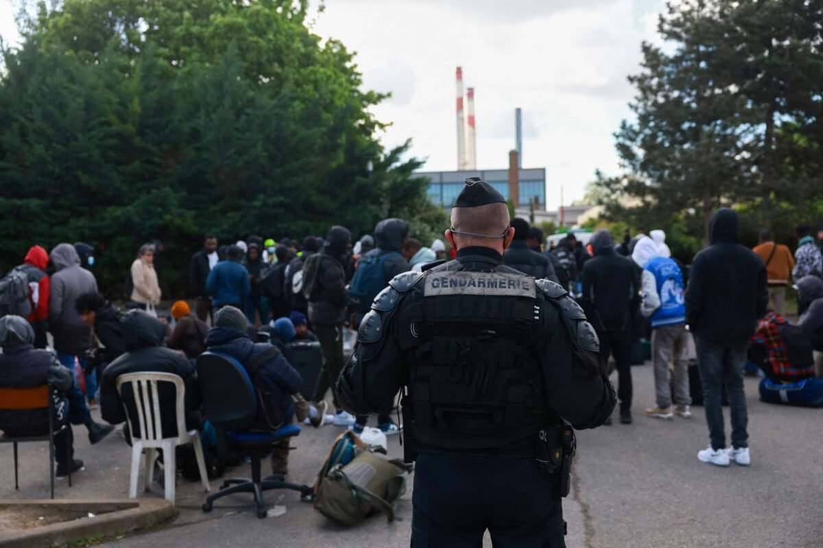 França expulsa migrantes de prédio antes de Paris-2024 - 17/04/2024