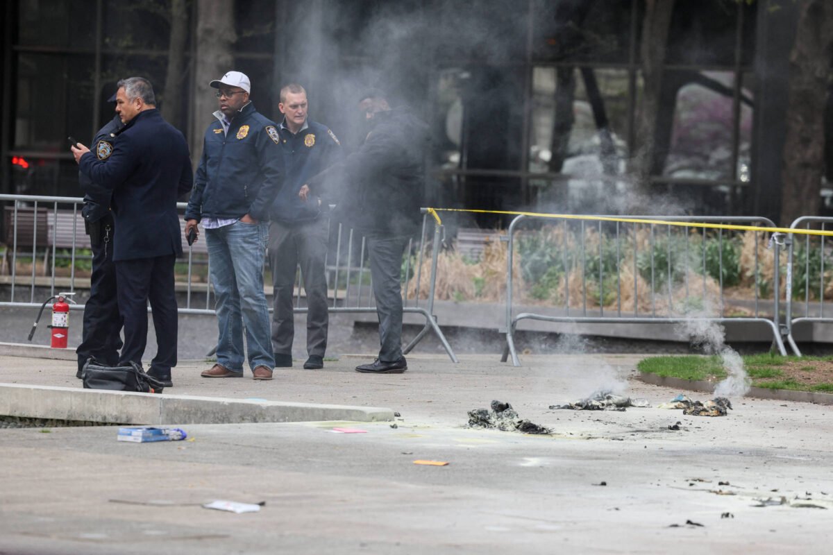 Homem ateia fogo em si mesmo diante do julgamento de