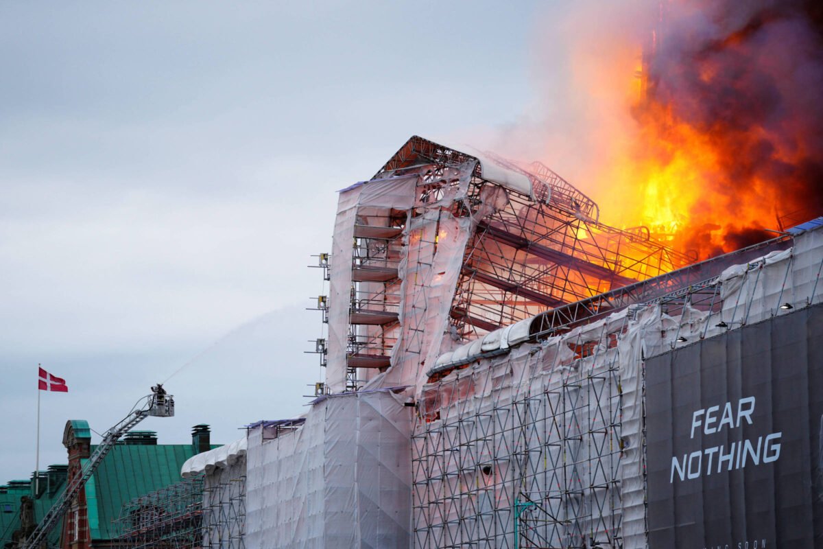 Incêndio atinge Bolsa de Valores de Copenhague; veja vídeo -
