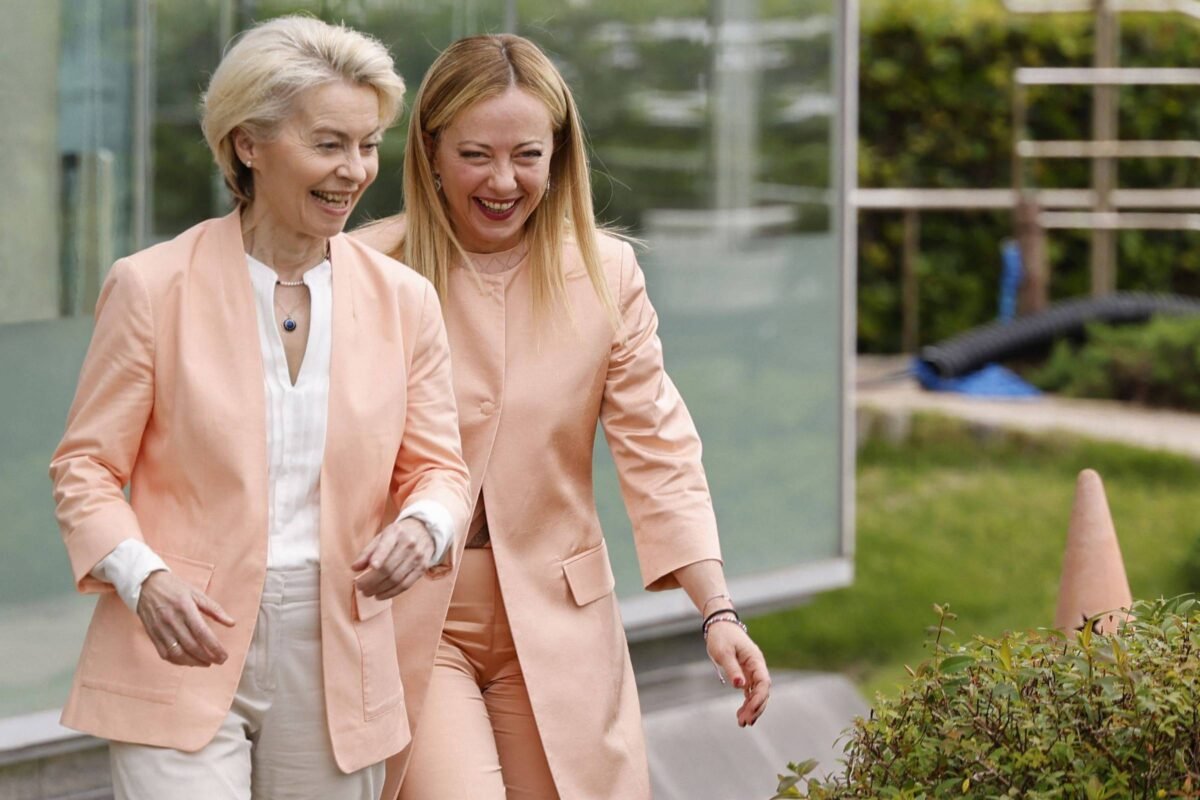 Itália: Meloni passa de ameaça à UE para líder aliada