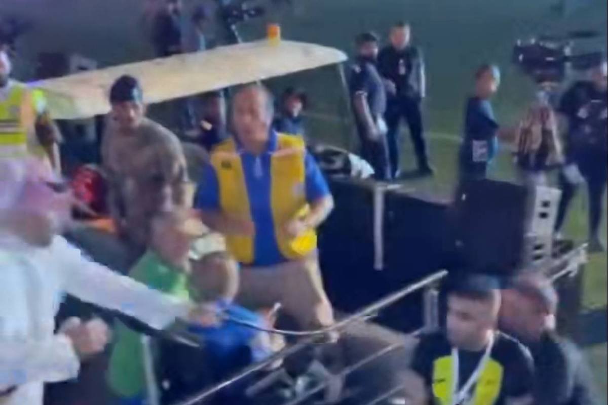 Jogador do Al-Ittihad leva chicotada de torcedor após final da