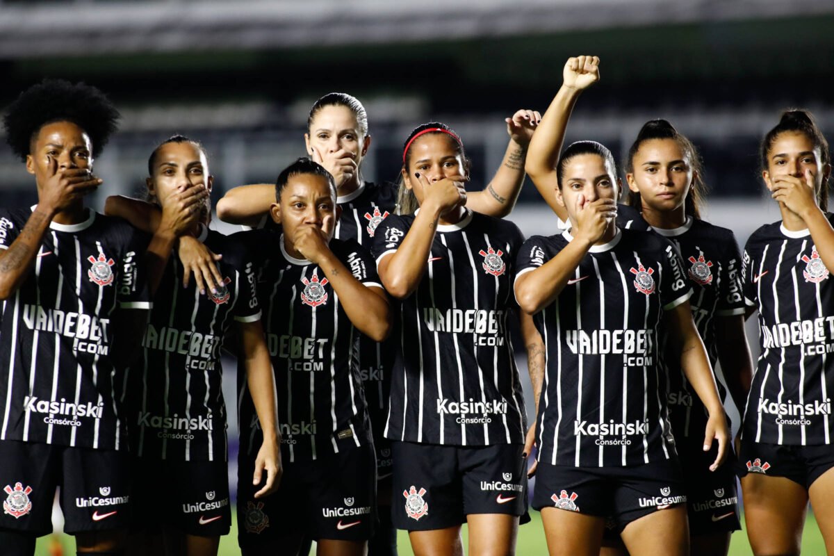 Jogadoras protestam contra volta de Kleiton Lima ao Santos -