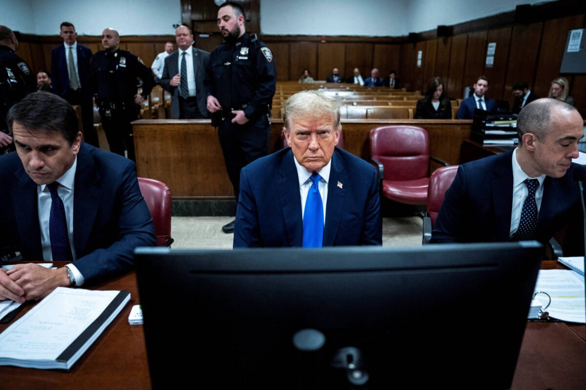 Jurada deixa julgamento de Trump por se sentir intimidada -