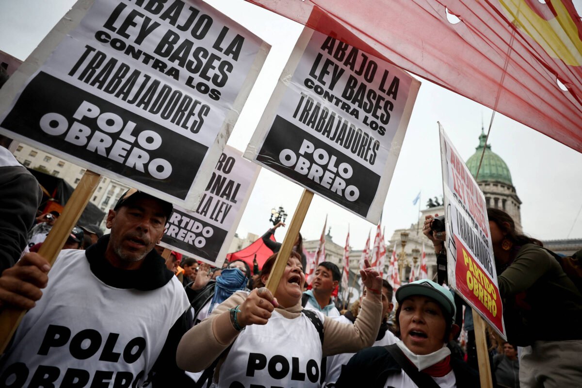 Milei diz ter votos para aprovar Lei Ônibus na Câmara