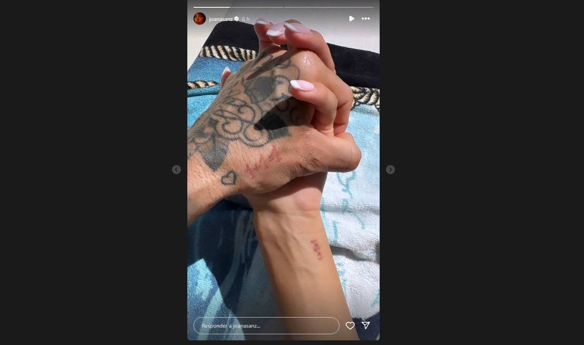 Mulher de Daniel Alves publica foto de mãos dadas com