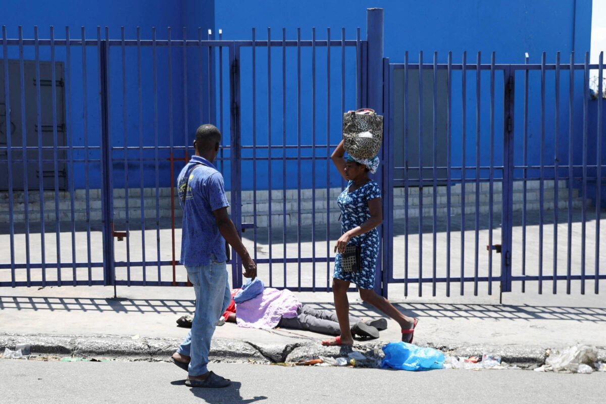 Mundo se acostumou à fome no Haiti, diz diretor da