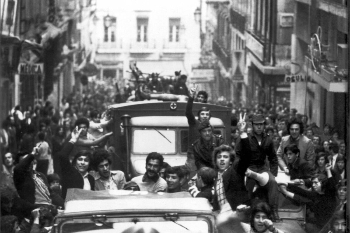 Ouça playlist de canções que marcam a Revolução dos Cravos