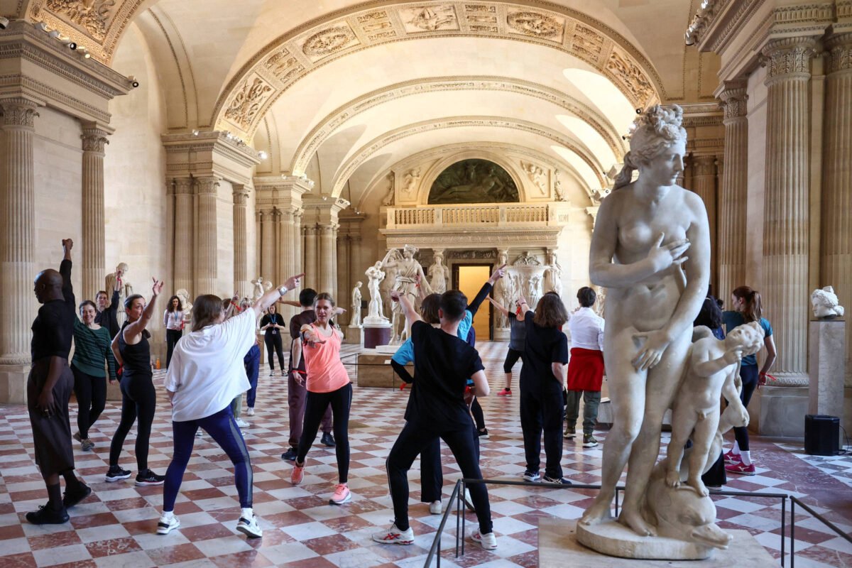 Paris-2024: parisienses treinam no Museu do Louvre - 24/04/2024 -