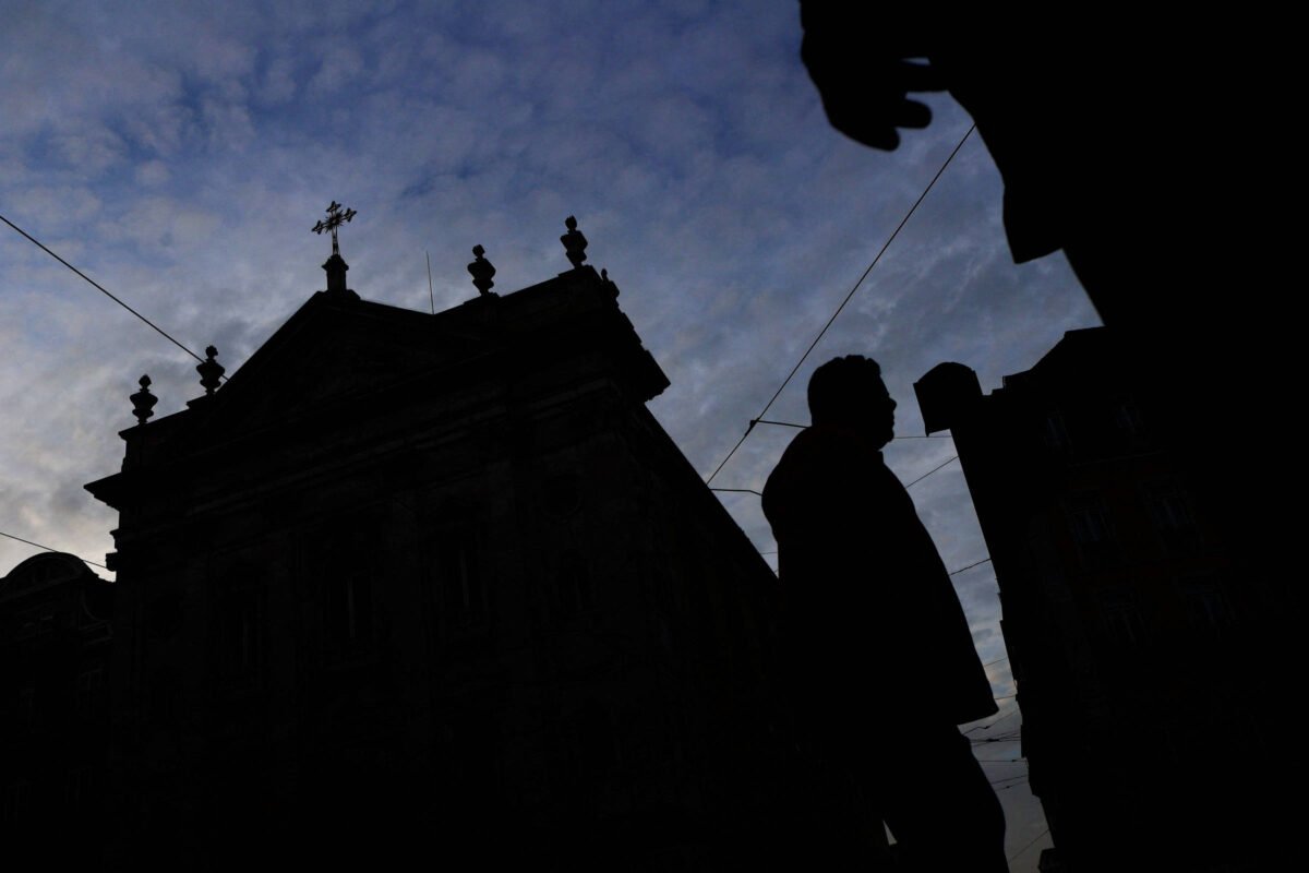 Portugal: Igreja Católica indenizará vítimas de pedofilia - 11/04/2024 -