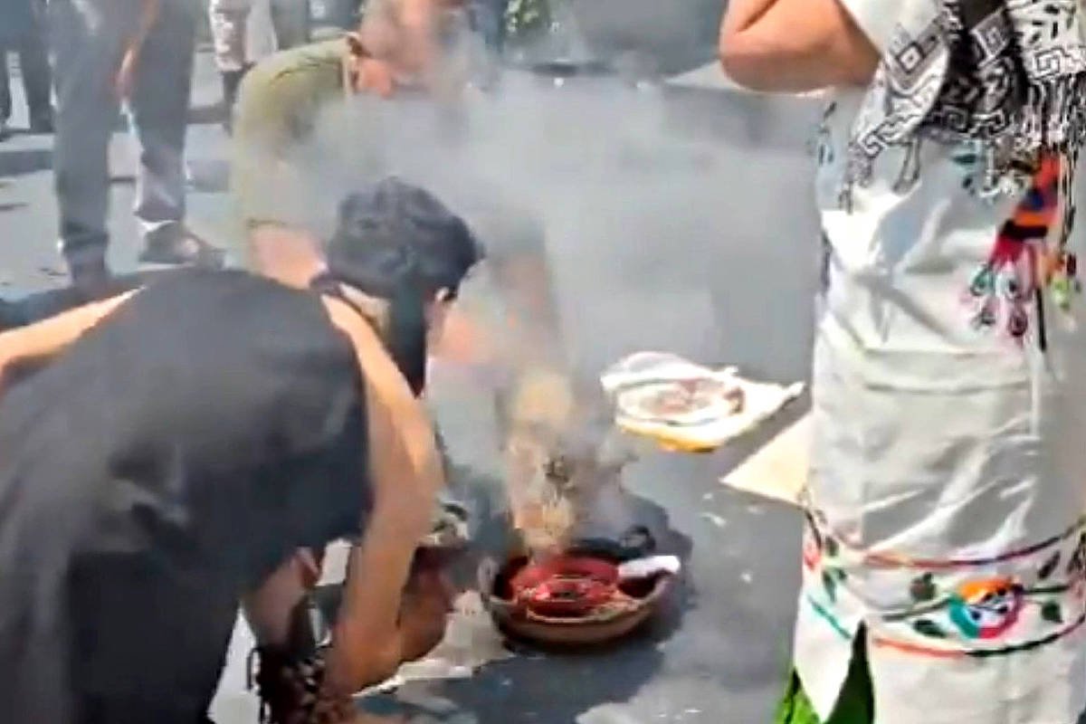 Sacrifício de galinha provoca escândalo no México - 25/04/2024 -