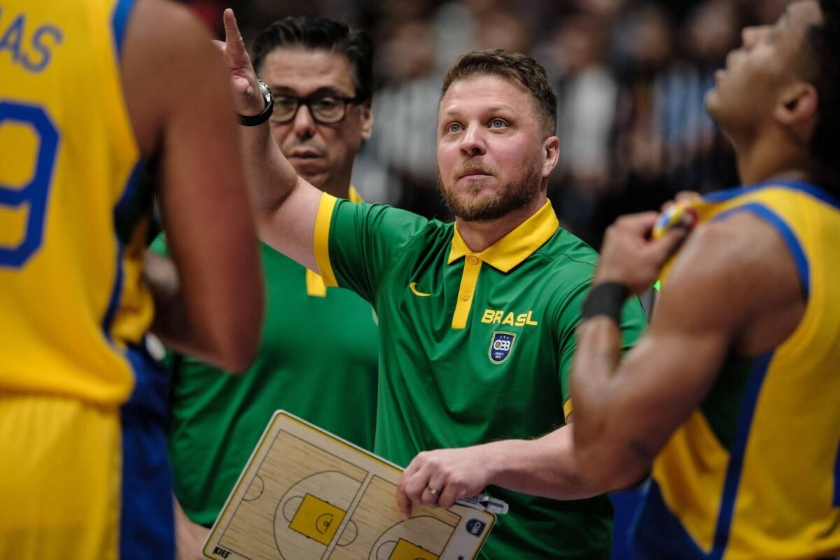 Seleção brasileira masculina de basquete demite técnico - 17/04/2024 -