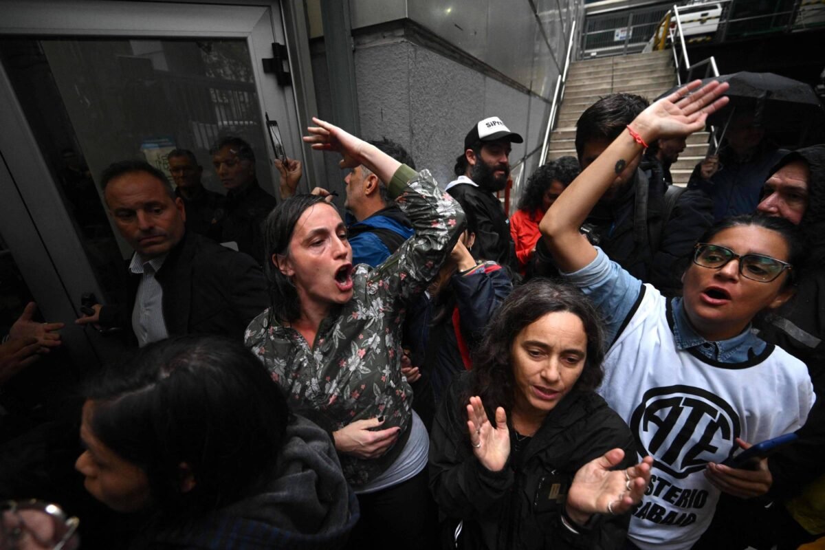 Servidores protestam na Argentina contra demissões - 03/04/2024 - Mercado