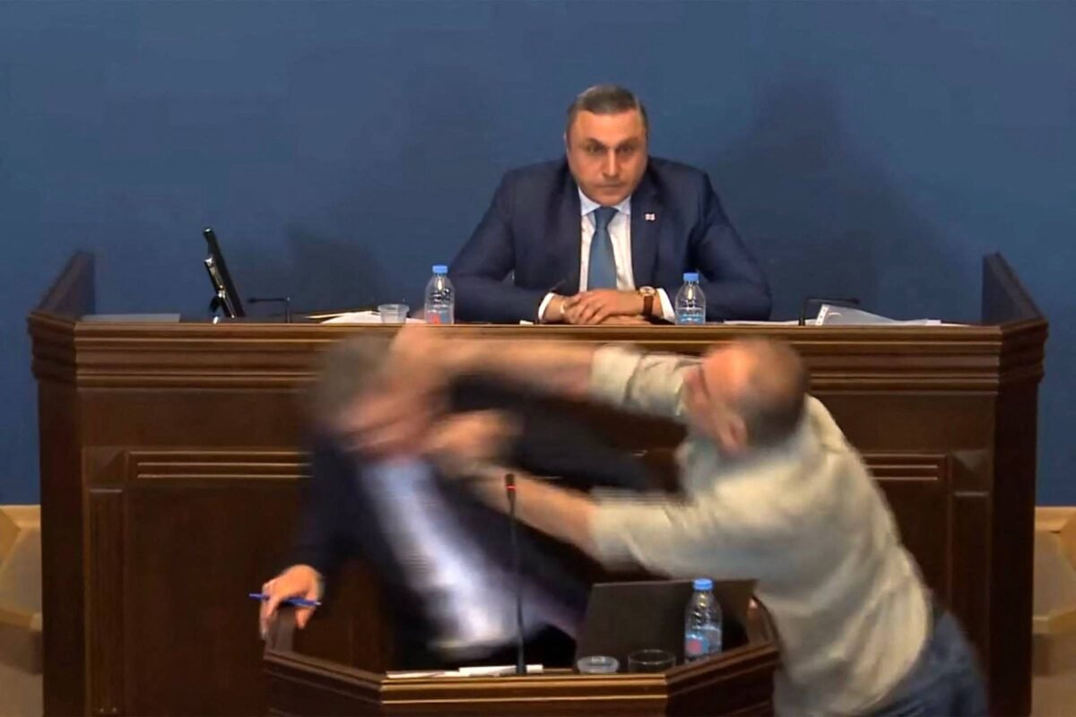 Vídeo: Deputados da Geórgia trocam socos no Parlamento - 17/04/2024