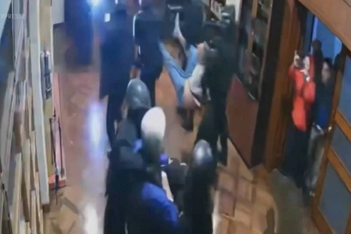 Vídeo mostra policiais carregando ex-vice do Equador - 09/04/2024 -