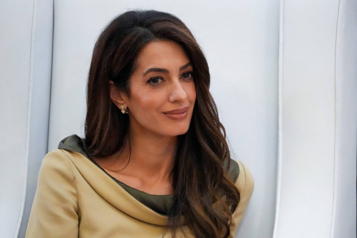 Amal Clooney se equilibra entre advogada internacional e celebridade involuntária