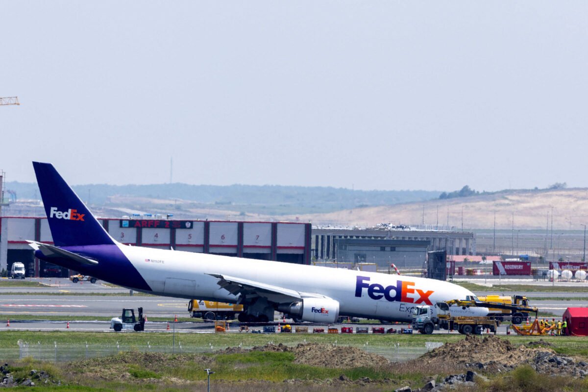 Avião da Boeing pousa sem trem de pouso em Istambul